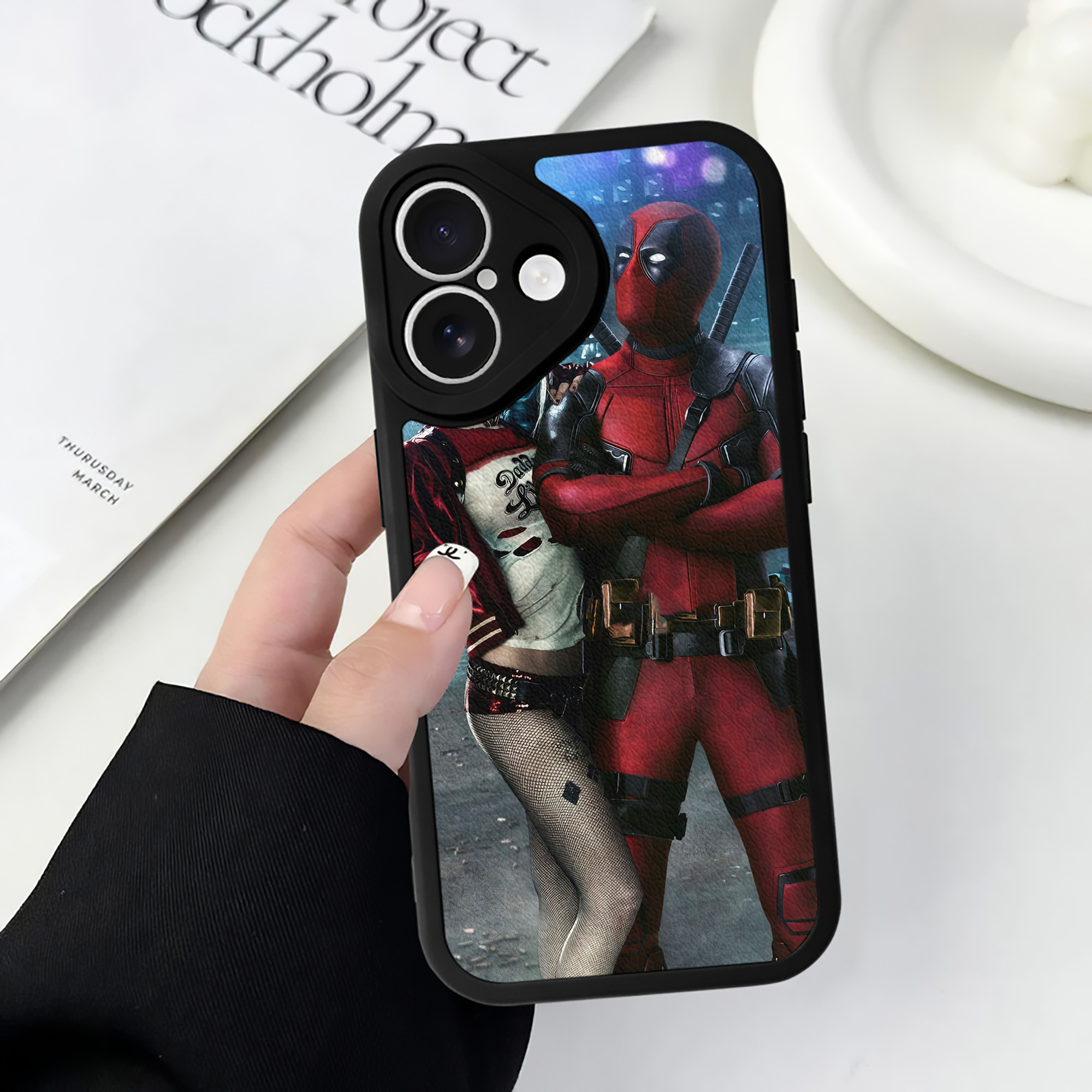 （画像用） Deadpool デッドプール 【iPhone 16シリーズ対応】シリコンスマホケース（レザー調） 材質：シリコン